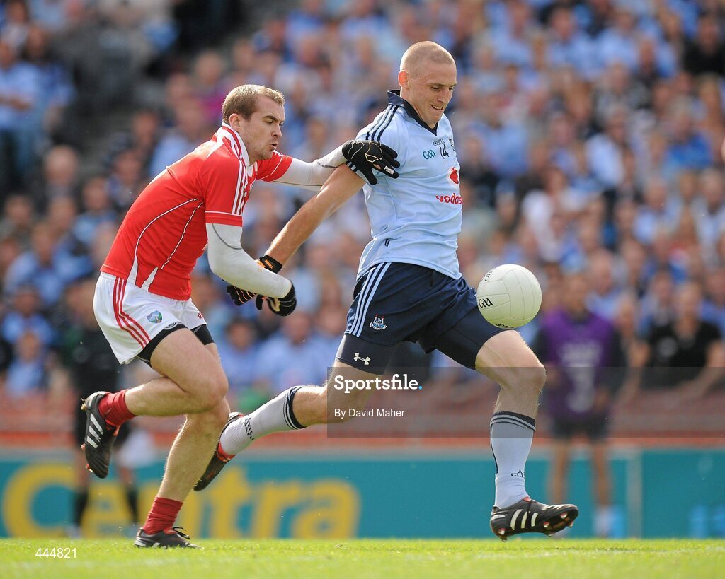 24 July 2010; Eoghan O'Gara, Dublin, beats Paddy Keenan, Louth to score his sides first goal. GAA Football All-Ireland Senior Championship Qualifier, Round 4, Dublin v Louth, Croke Park, Dublin. Picture credit: David Maher / SPORTSFILE