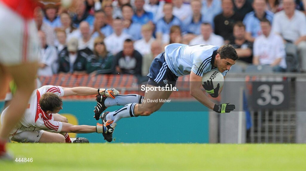 24 July 2010; Bernard Brogan, Dublin, is tackled by Louth goalkeeper Neil Gallagher. GAA Football All-Ireland Senior Championship Qualifier, Round 4, Dublin v Louth, Croke Park, Dublin. Picture credit: David Maher / SPORTSFILE
