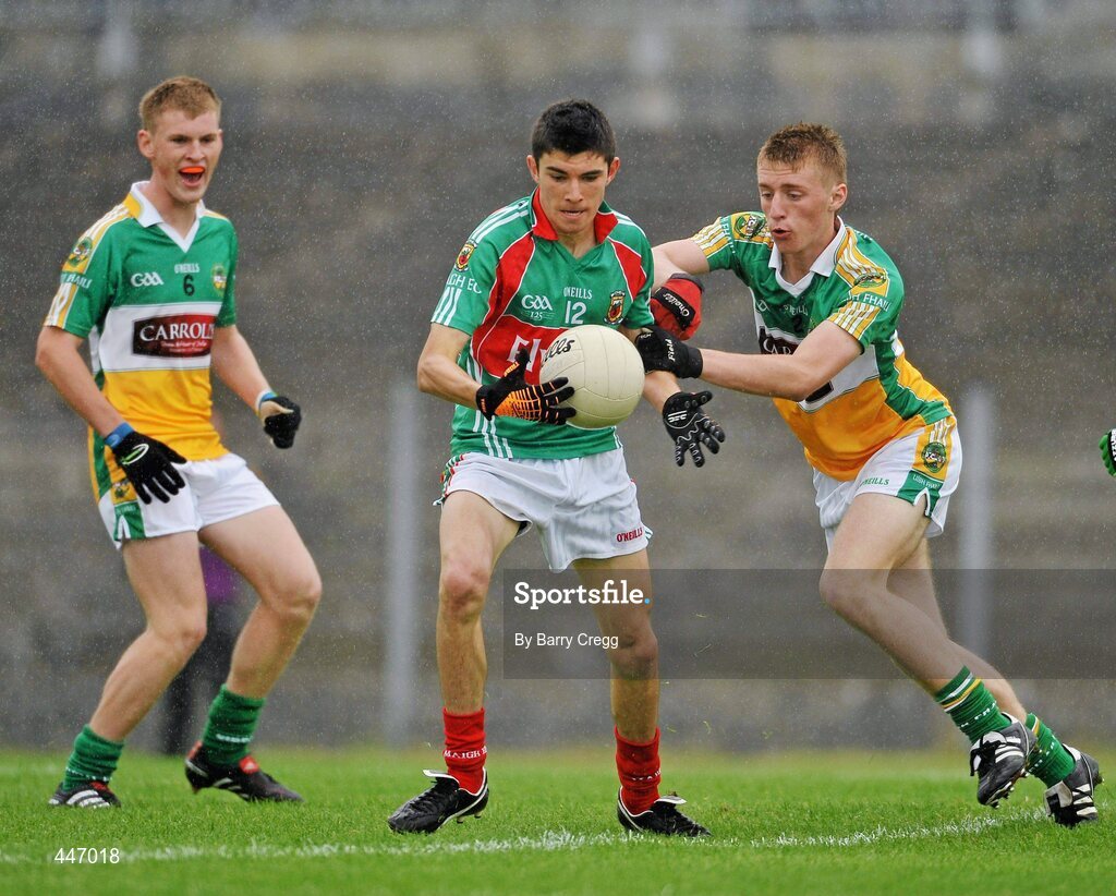 31 July 2010; Seán Kelly, Mayo, in action against Declan Hogan and Conor Lowry, right, Offaly. ESB GAA Football All-Ireland Minor Championship Quarter-Final, Mayo v Offaly, Dr. Hyde Park, Roscommon. Picture credit: Barry Cregg / SPORTSFILE