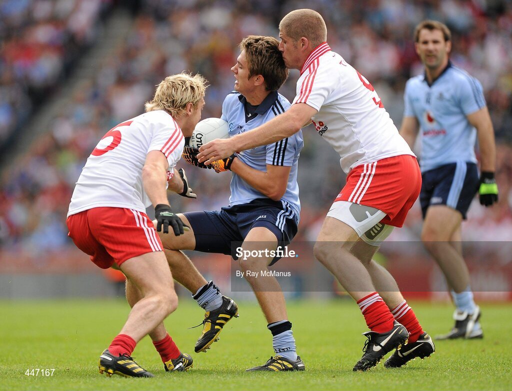 31 July 2010; Michael Fitzsimons, Dublin, in action against Owen Mulligan, left, and Kevin Hughes, Tyrone. GAA Football All-Ireland Senior Championship Quarter-Final, Tyrone v Dublin, Croke Park, Dublin. Picture credit: Ray McManus / SPORTSFILE