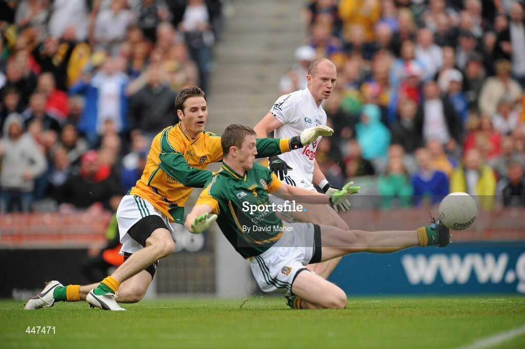1 August 2010; James Kavanagh, Kildare, beats Meath goalkeeper Brendan Murphy and Kevin Reilly to score his side's first goal. GAA Football All-Ireland Senior Championship Quarter-Final, Meath v Kildare, Croke Park, Dublin. Picture credit: David Maher / SPORTSFILE