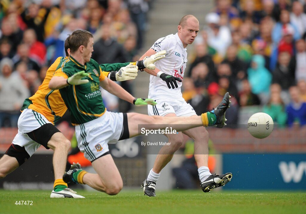 1 August 2010; James Kavanagh, Kildare, beats Meath goalkeeper Brendan Murphy and Kevin Reilly to score his side's first goal. GAA Football All-Ireland Senior Championship Quarter-Final, Meath v Kildare, Croke Park, Dublin. Picture credit: David Maher / SPORTSFILE