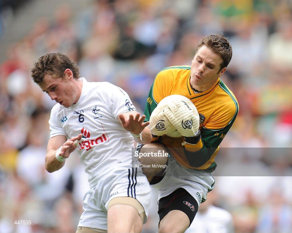 1 August 2010; Meath goalkeeper Brendan Murphy in action against Emmet Bolton, Kildare. GAA Football All-Ireland Senior Championship Quarter-Final, Meath v Kildare, Croke Park, Dublin. Picture credit: Oliver McVeigh / SPORTSFILE