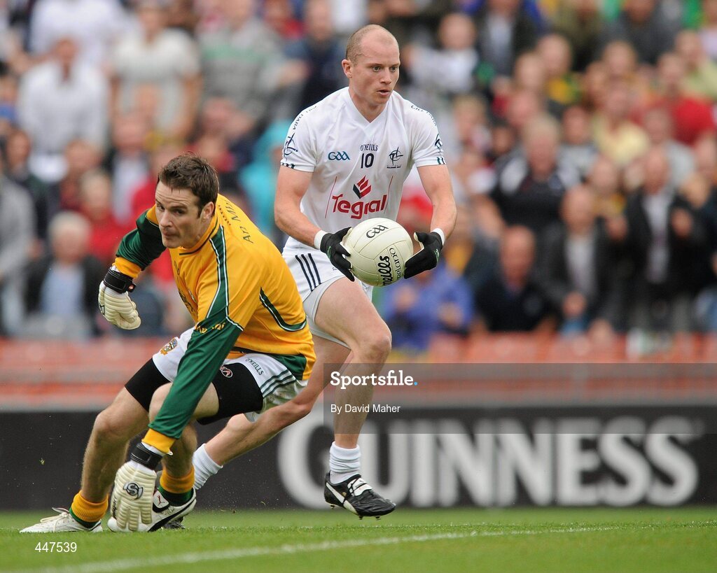1 August 2010; James Kavanagh, Kildare, gets around Meath goalkeeper Brendan Murphy to score his side's first goal. GAA Football All-Ireland Senior Championship Quarter-Final, Meath v Kildare, Croke Park, Dublin. Picture credit: David Maher / SPORTSFILE