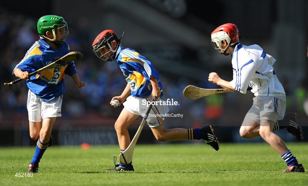 15 August 2010; Oisín Grant, Gaelscoil Bhun Cranncha, Co. Donegal, and Matthew Walsh, Larmenier and Sacred Heart P.S., London, left, representing Tipperary, in action against John Mullins, Scoil Eoin Baiste S.N.S., Clontarf, Co. Dublin, representing Waterford. GAA INTO Mini-Sevens during half time of the GAA Hurling All-Ireland Senior Championship Semi-Final, Waterford v Tipperary, Croke Park, Dublin. Picture credit: Stephen McCarthy / SPORTSFILE