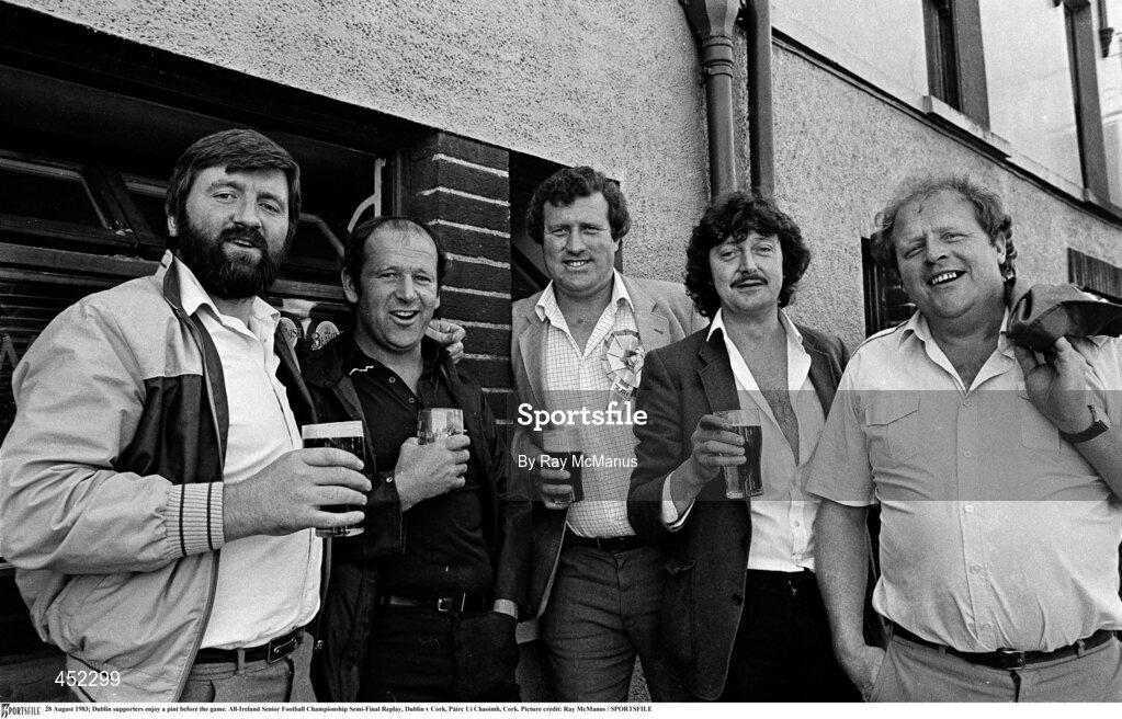 28 August 1983; Dublin supporters enjoy a pint before the game. All-Ireland Senior Football Championship Semi-Final Replay, Dublin v Cork, Páirc Uí Chaoimh, Cork. Picture credit: Ray McManus / SPORTSFILE