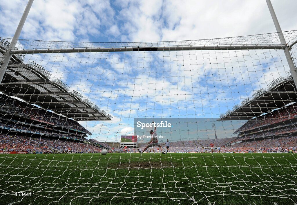 22 August 2010; Bernard Brogan, Dublin, beats Cork goalkeeper Alan Quirke to score his side's first goal. GAA Football All-Ireland Senior Championship Semi-Final, Dublin v Cork, Croke Park, Dublin. Picture credit: David Maher / SPORTSFILE