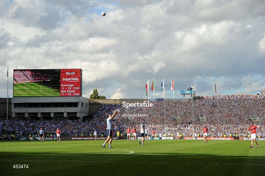 22 August 2010; Donncha O'Connor, far right, Cork, scores a late point during the final seconds of normal time to put Cork ahead for the first time in the game . GAA Football All-Ireland Senior Championship Semi-Final, Dublin v Cork, Croke Park, Dublin. Picture credit: David Maher / SPORTSFILE