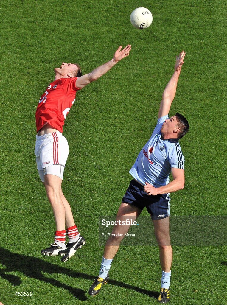22 August 2010; Nicholas Murphy, Cork, and Éamon Fennell, Dublin, contest a kick out. GAA Football All-Ireland Senior Championship Semi-Final, Dublin v Cork, Croke Park, Dublin. Picture credit: Brendan Moran / SPORTSFILE