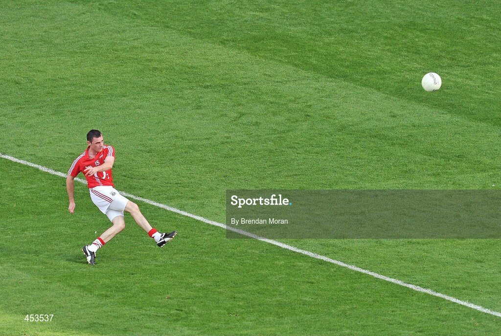 22 August 2010; Donncha O'Connor, Cork, kicks a free late in the game to level the scores. GAA Football All-Ireland Senior Championship Semi-Final, Dublin v Cork, Croke Park, Dublin. Picture credit: Brendan Moran / SPORTSFILE