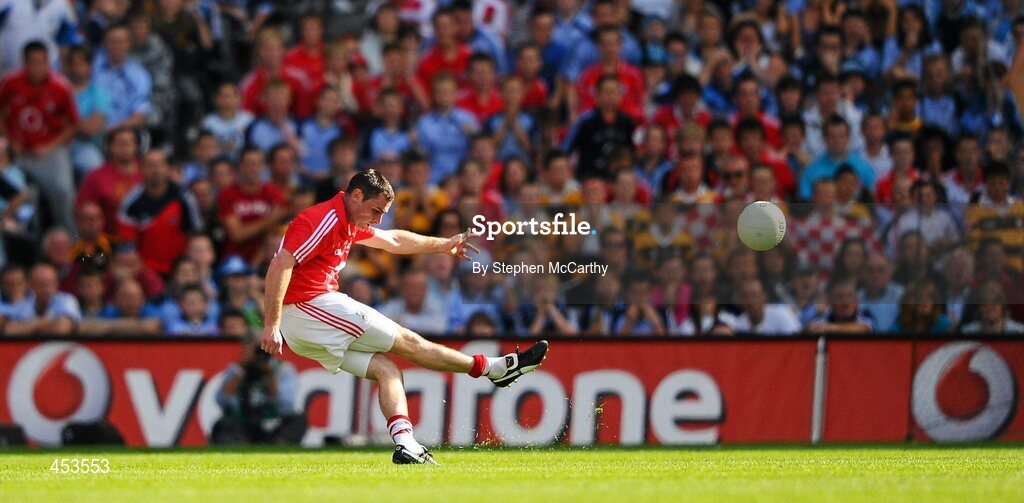 22 August 2010; Donncha O’Connor, Cork, kicks a 69th minute free to put his side ahead. GAA Football All-Ireland Senior Championship Semi-Final, Dublin v Cork, Croke Park, Dublin. Picture credit: Stephen McCarthy / SPORTSFILE
