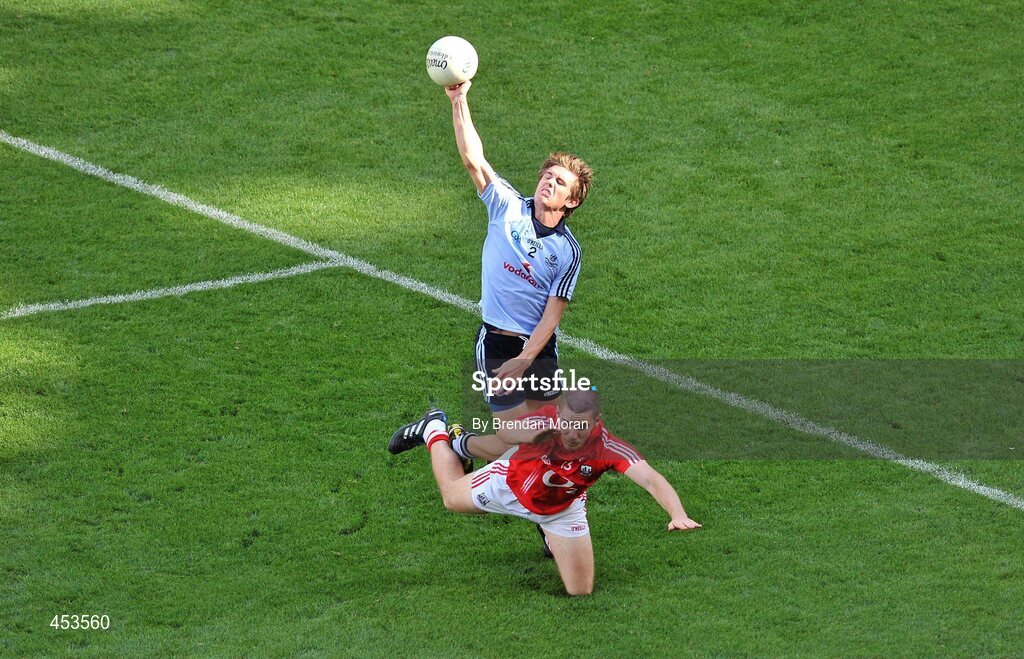 22 August 2010; Michael Fitzsimons, Dublin, gets to the ball ahead of Daniel Goulding, Cork. GAA Football All-Ireland Senior Championship Semi-Final, Dublin v Cork, Croke Park, Dublin. Picture credit: Brendan Moran / SPORTSFILE
