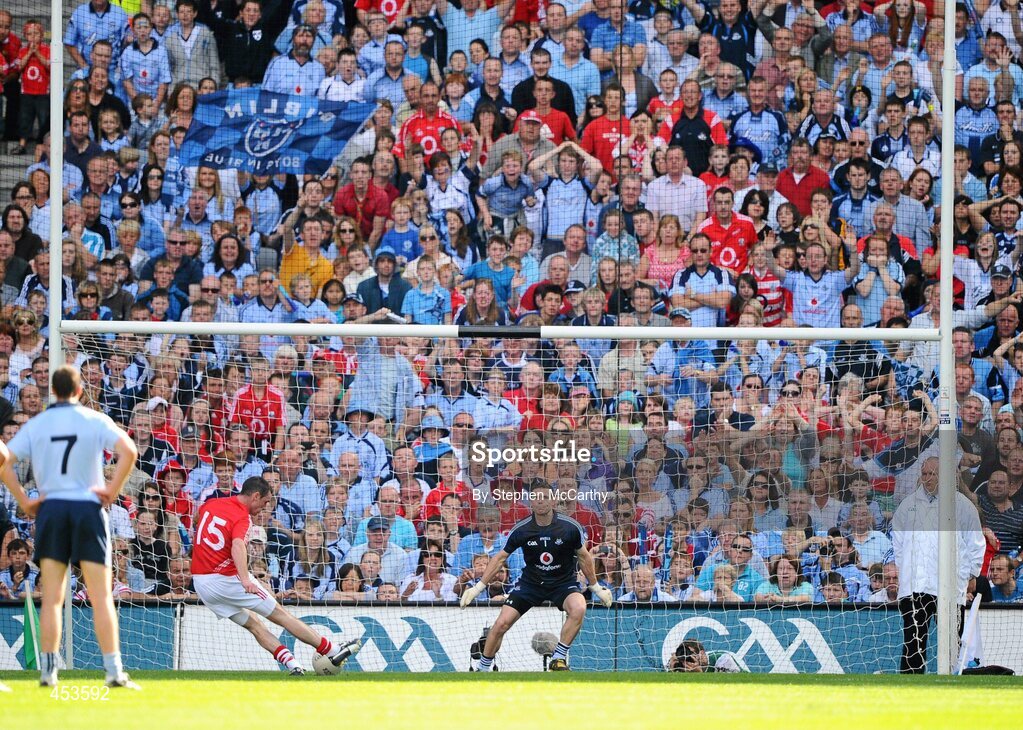 22 August 2010; Donncha O’Connor, Cork, shoots to score his side's goal, from a penalty, past Dublin goalkeeper Stephen Cluxton. GAA Football All-Ireland Senior Championship Semi-Final, Dublin v Cork, Croke Park, Dublin. Picture credit: Stephen McCarthy / SPORTSFILE