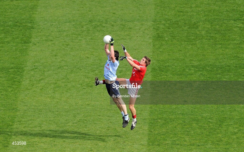 22 August 2010; Michael Daragh McAuley, Dublin, fields a high ball ahead of Aidan Walsh, Cork. GAA Football All-Ireland Senior Championship Semi-Final, Dublin v Cork, Croke Park, Dublin. Picture credit: Brendan Moran / SPORTSFILE