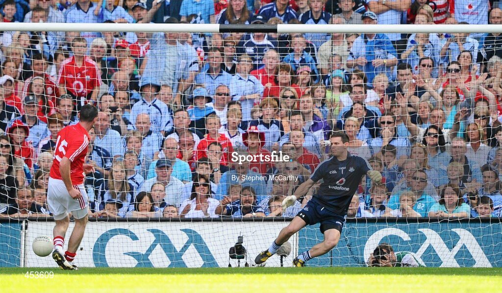 22 August 2010; Donncha O’Connor, Cork, shoots to score his side's goal, from a penalty, past Dublin goalkeeper Stephen Cluxton. GAA Football All-Ireland Senior Championship Semi-Final, Dublin v Cork, Croke Park, Dublin. Picture credit: Stephen McCarthy / SPORTSFILE