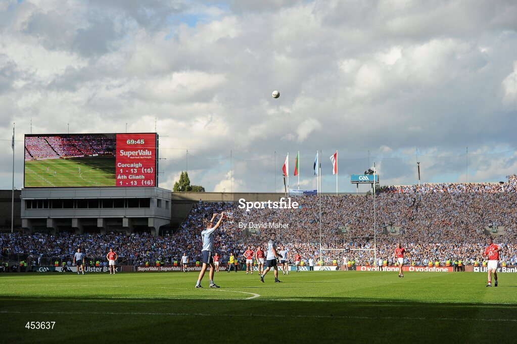 22 August 2010; Donncha O'Connor, far right, Cork, scores a late point during the final seconds of full time, to put Cork ahead for the first time in the game. GAA Football All-Ireland Senior Championship Semi-Final, Dublin v Cork, Croke Park, Dublin. Picture credit: David Maher / SPORTSFILE