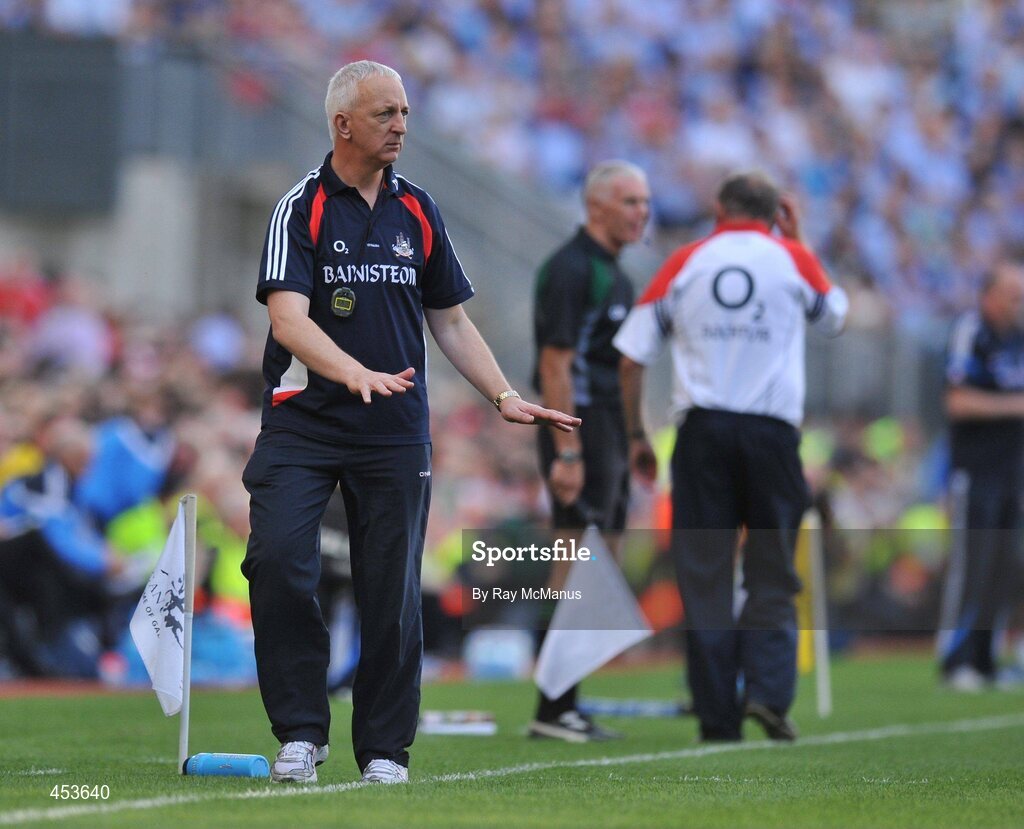 22 August 2010; Cork manager Conor Counihan issues instructions to his players in the dying moments of the game. GAA Football All-Ireland Senior Championship Semi-Final, Dublin v Cork, Croke Park, Dublin. Picture credit: Ray McManus / SPORTSFILE