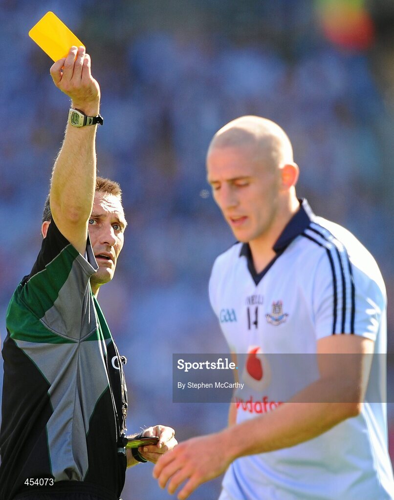 22 August 2010; Referee Maurice Deegan issues a yellow card to Eoghan O'Gara, Dublin. GAA Football All-Ireland Senior Championship Semi-Final, Dublin v Cork, Croke Park, Dublin. Picture credit: Stephen McCarthy / SPORTSFILE