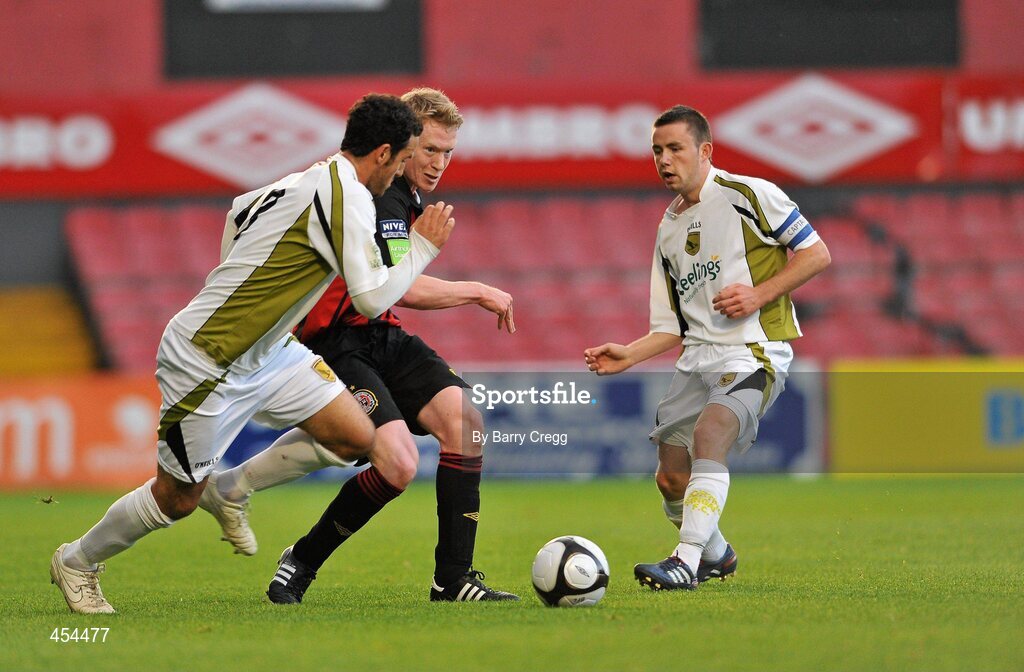 24 August 2010; Mark O' Reilly, Bohemians A, in action against Eamon Zayed, left, and Phillip Hand, Sporting Fingal A. Newstalk Cup Final, Bohemians A v Sporting Fingal A, Dalymount Park, Dublin. Picture credit: Barry Cregg / SPORTSFILE