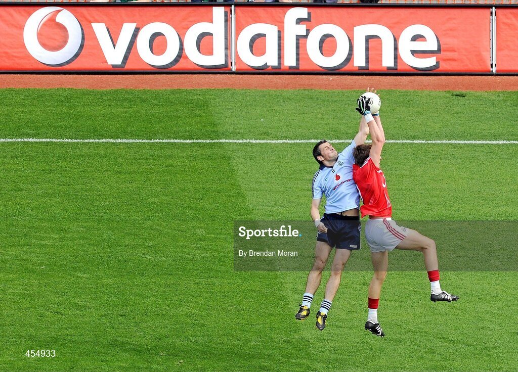 22 August 2010; Alan Brogan, Dublin, contests a kickout with Aidan Walsh, Cork. GAA Football All-Ireland Senior Championship Semi-Final, Dublin v Cork, Croke Park, Dublin. Picture credit: Brendan Moran / SPORTSFILE