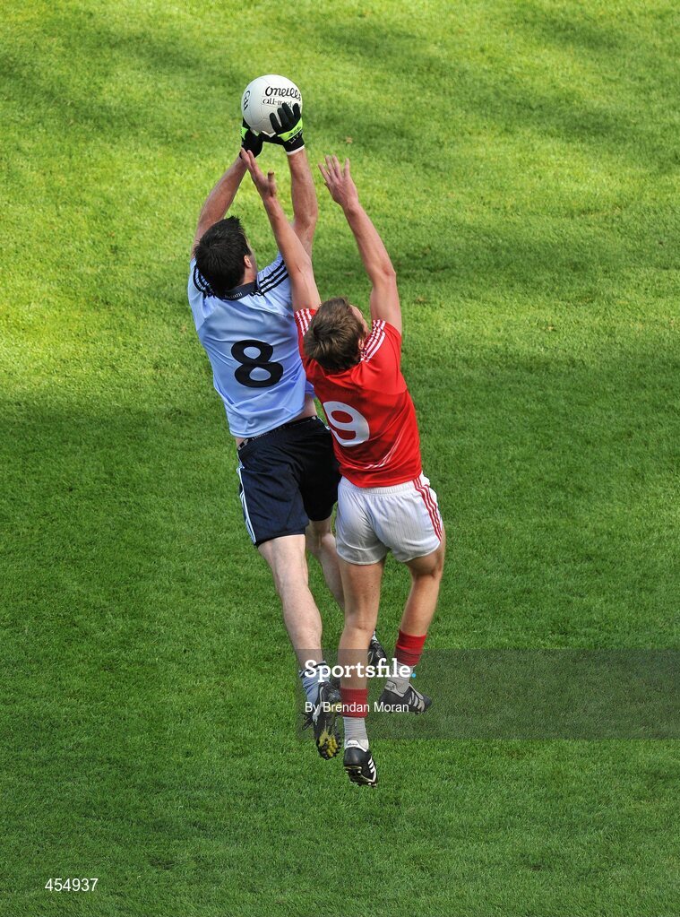 22 August 2010; Michael Daragh McAuley, Dublin, contests a kickout with Aidan Walsh, Cork. GAA Football All-Ireland Senior Championship Semi-Final, Dublin v Cork, Croke Park, Dublin. Picture credit: Brendan Moran / SPORTSFILE