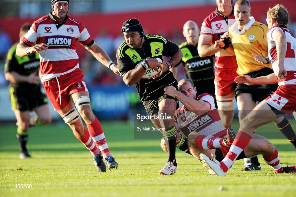 27 August 2010; Sam Tuitupou, Munster, is tackled by James Simpson-Daniel, Gloucester. Pre-Season Friendly, Munster v Gloucester, Musgrave Park, Cork. Picture credit: Matt Browne / SPORTSFILE