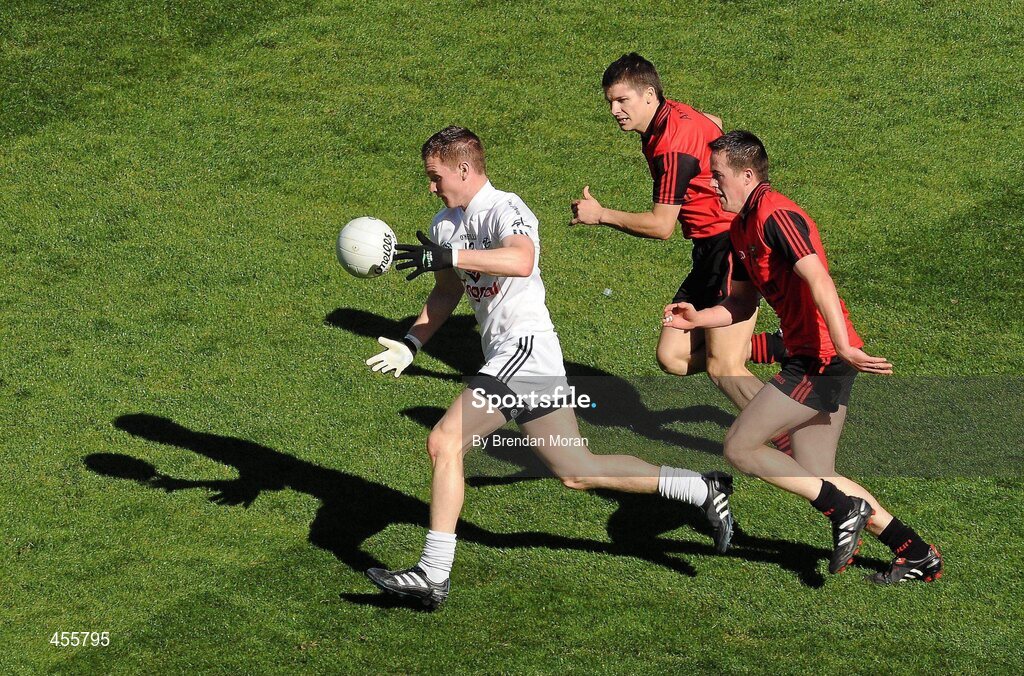 29 August 2010; Eoghan O'Flaherty, Kildare, in action against Conor Garvey, centre, and Damien Rafferty, Down. GAA Football All-Ireland Senior Championship Semi-Final, Kildare v Down, Croke Park, Dublin. Picture credit: Brendan Moran / SPORTSFILE
