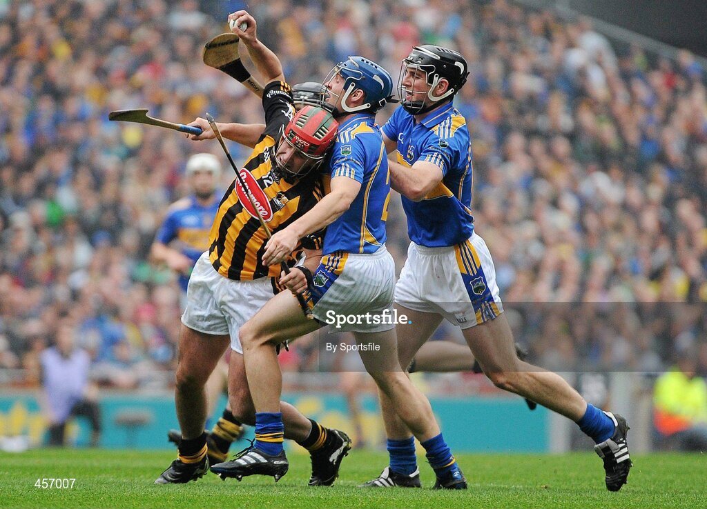 5 September 2010; Eoin Larkin, Kilkenny, in action against Conor OMahony, right, and Paddy Stapleton, Tipperary. GAA Hurling All-Ireland Senior Championship Final, Kilkenny v Tipperary, Croke Park, Dublin. Photo by Sportsfile