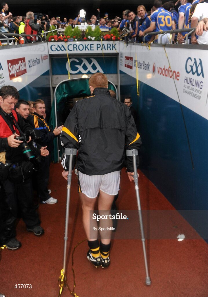 5 September 2010; Kilkenny's Henry Shefflin leaves the pitch as Tipperary continue to celebrate with the Liam MacCarthy cup. GAA Hurling All-Ireland Senior Championship Final, Kilkenny v Tipperary, Croke Park, Dublin. Photo by Sportsfile