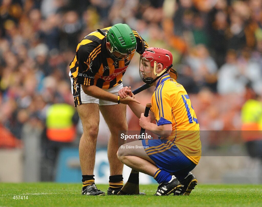 5 September 2010; Jason Corcoran, Kilkenny, commiserates with David O'Halloran, Clare, after the game. ESB GAA Hurling All-Ireland Minor Championship Final, Kilkenny v Clare. Picture credit: Dáire Brennan / SPORTSFILE