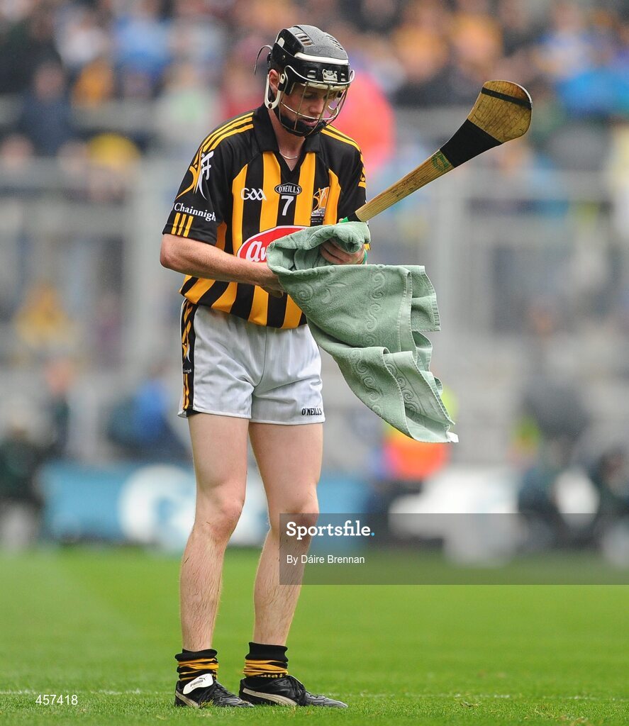 5 September 2010; Owen McGrath, Kilkenny, uses a towel to dry the grip of his hurl. ESB GAA Hurling All-Ireland Minor Championship Final, Kilkenny v Clare. Picture credit: Dáire Brennan / SPORTSFILE
