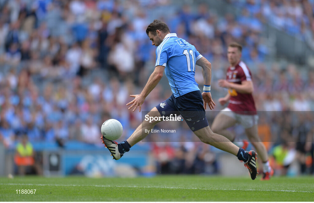 17 July 2016; Kevin McManamon of Dublin solos his way through the Westmeath defense on his way too scoring his sides second goal during the Leinster GAA Football Senior Championship Final match between Dublin and Westmeath at Croke Park in Dubin. Photo by Eóin Noonan/Sportsfile