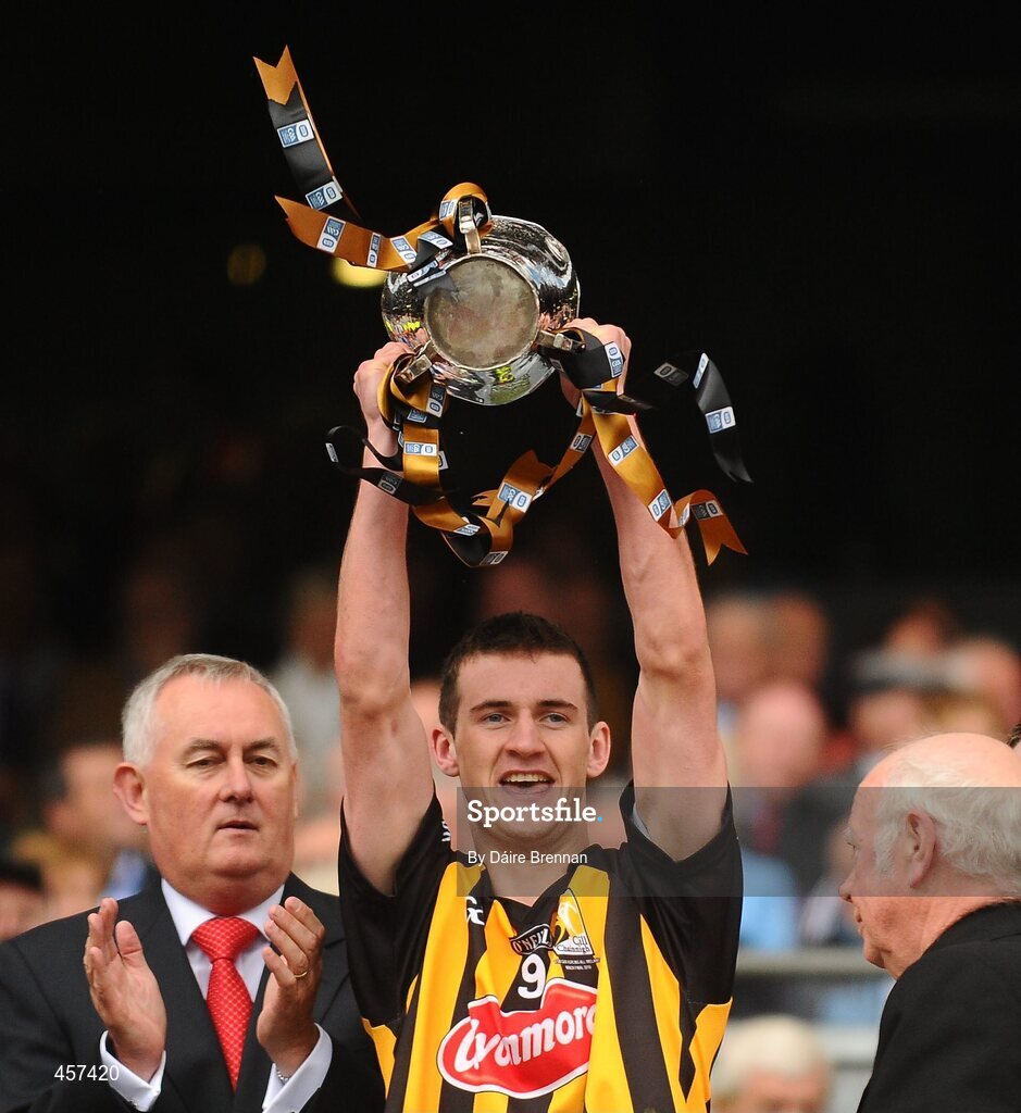 5 September 2010; Ollie Walsh, Kilkenny, lifts the Irish Press Cup. ESB GAA Hurling All-Ireland Minor Championship Final, Kilkenny v Clare. Picture credit: Dáire Brennan / SPORTSFILE