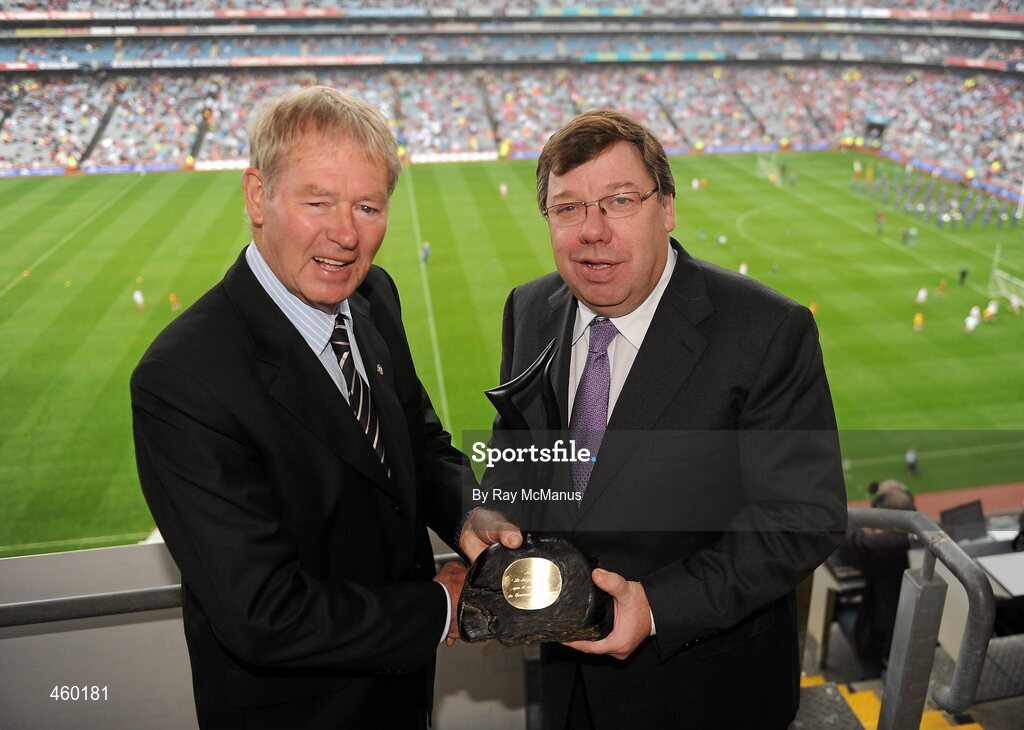 19 September 2010; An Taoiseach Brian Cowen T.D. makes a presentation to RTE Gaelic Games Commentator Micheal O Muircheartaigh. GAA Football All-Ireland Senior Championship Final, Down v Cork, Croke Park, Dublin. Picture credit: Ray McManus / SPORTSFILE
