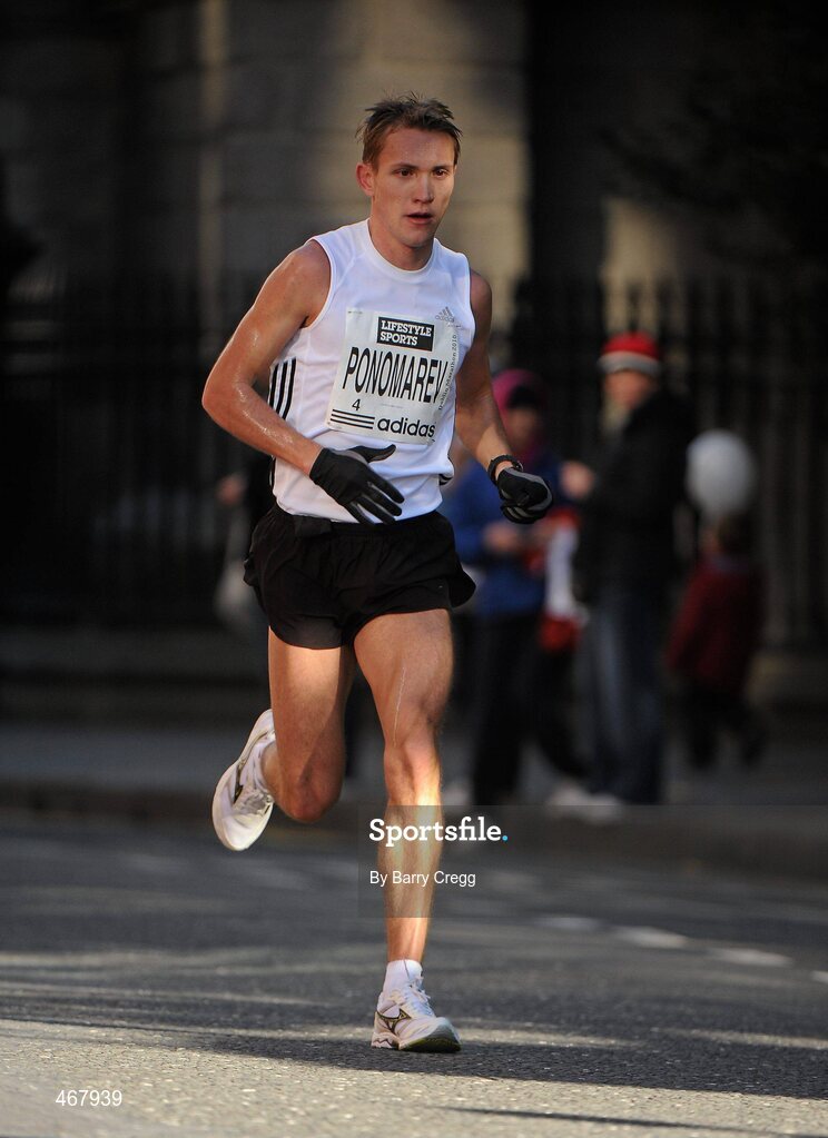 25 October 2010; Vladimir Ponomarev, from Russia, in action during the Lifestyle Sports - adidas Dublin Marathon 2010, Merrion Square, Dublin. Picture credit: Barry Cregg / SPORTSFILE
