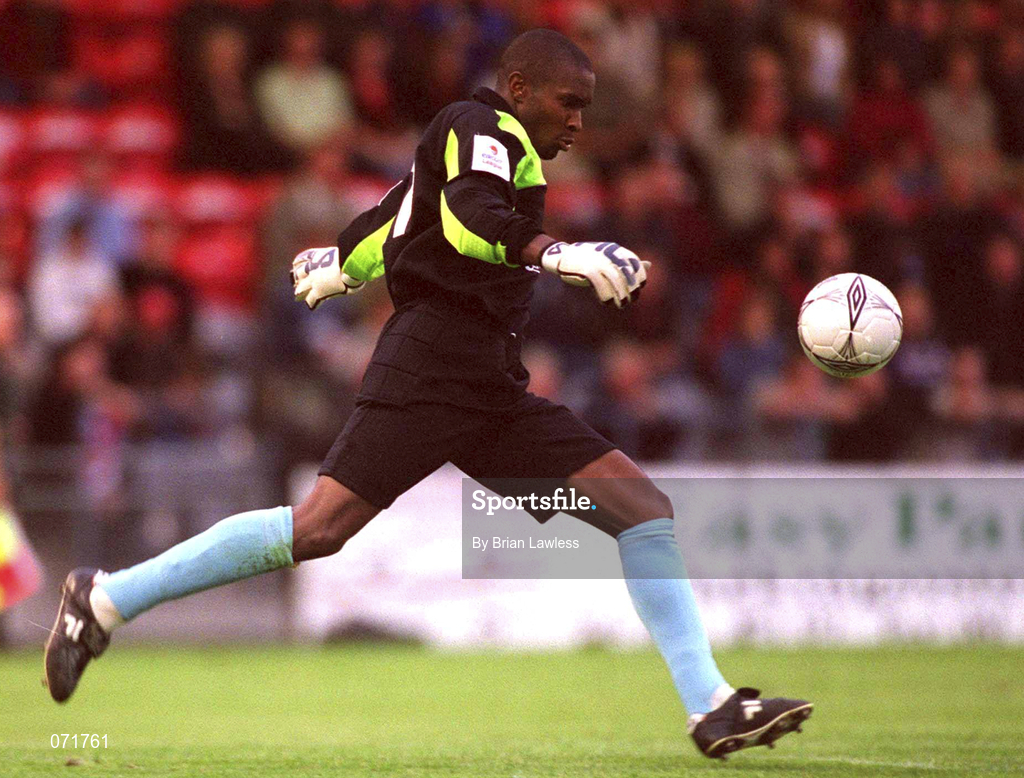 10 August 2001; Derry City goalkeeper Russell Payne during the Eircom League Premier Division match between Bohemians and Derry City at Dalymount Park in Dublin. Photo by Brian Lawless/Sportsfile