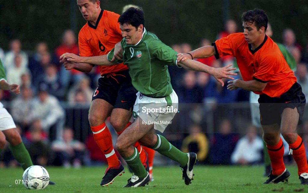 31 August 2001; Richard Sadlier of Republic of Ireland in action against Netherlands players Theo Janssen, right and Peter Wisgerhof during the UEFA Under-21 Championship Qualifying Round match between Republic of Ireland and Netherlands at the Regional Sports Centre in Waterford. Photo by David Maher/Sportsfile