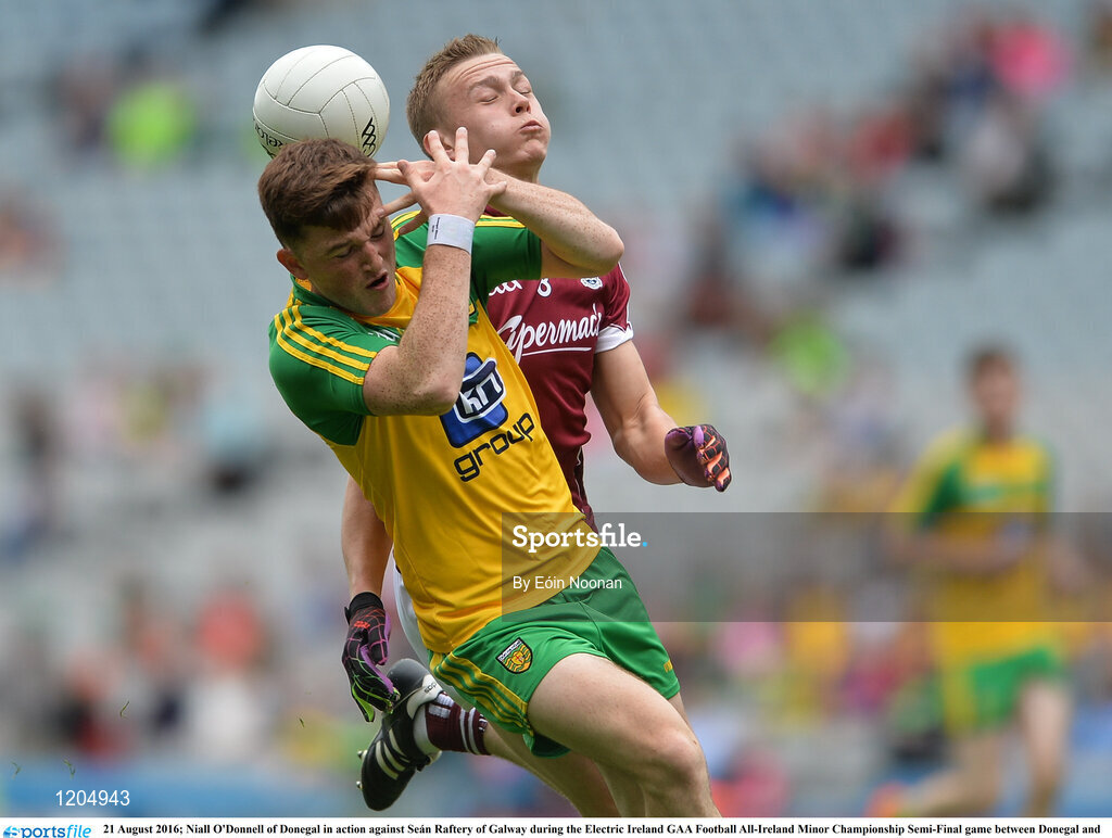 21 August 2016; Niall O'Donnell of Donegal in action against Seán Raftery of Galway during the Electric Ireland GAA Football All-Ireland Minor Championship Semi-Final game between Donegal and Galway at Croke Park in Dublin. Photo by Eóin Noonan/Sportsfile