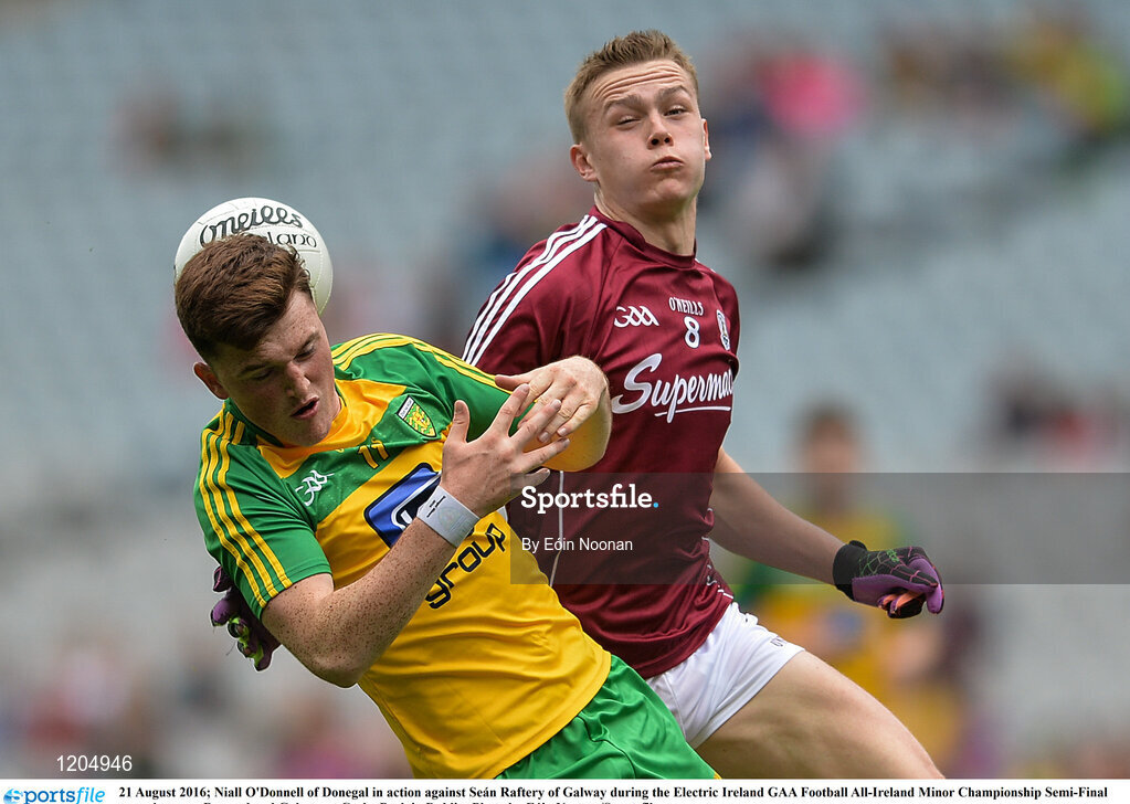 21 August 2016; Niall O'Donnell of Donegal in action against Seán Raftery of Galway during the Electric Ireland GAA Football All-Ireland Minor Championship Semi-Final game between Donegal and Galway at Croke Park in Dublin. Photo by Eóin Noonan/Sportsfile