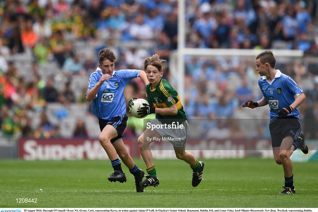 28 August 2016; Darragh O'Connell, Ovens NS, Ovens, Cork, representing Kerry, in action against Adam O'Neill, St Fiachra's Senior School, Beamount, Dublin, left, and Conor Foley, Scoil Mhuire Horeswood, New Ross, Wexford, representing Dublin, during the INTO Cumann na mBunscol GAA Respect Exhibition Go Games at the GAA Football All-Ireland Senior Championship Semi-Final game between Dublin and Kerry at Croke Park in Dublin. Photo by Ray McManus/Sportsfile