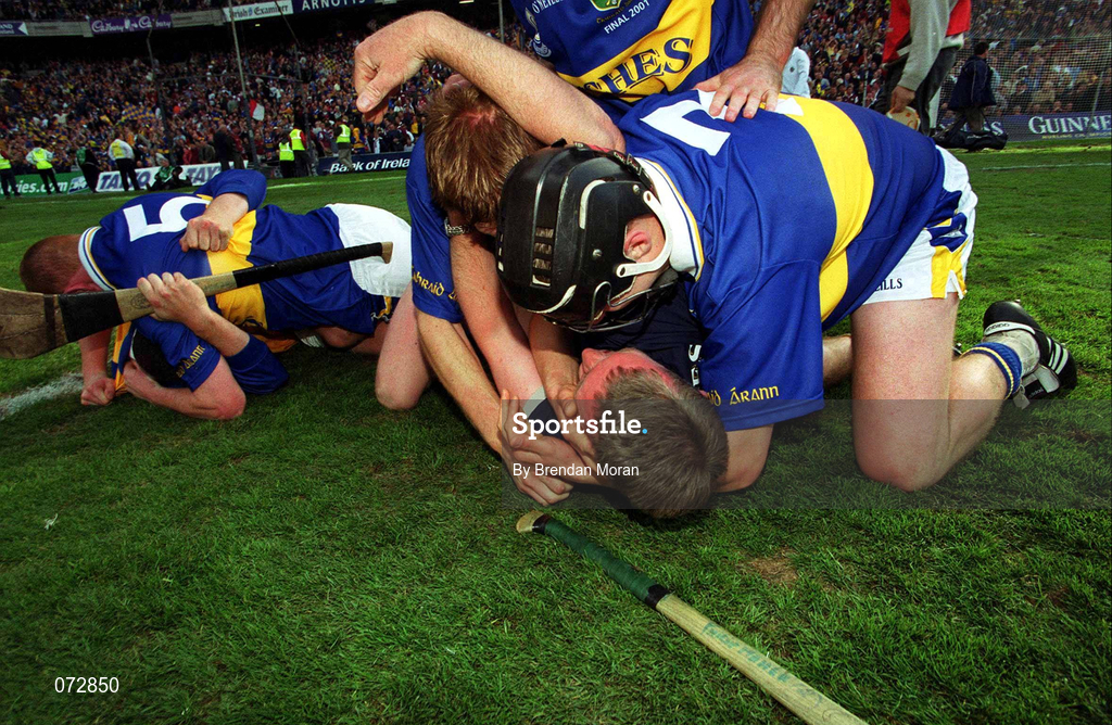 9 September 2001; Tipperary players celebrate with manager Nicky English following their victory in the Guinness All-Ireland Senior Hurling Championship Final match between Tipperary and Galway at Croke Park in Dublin. Photo by Brendan Moran/Sportsfile