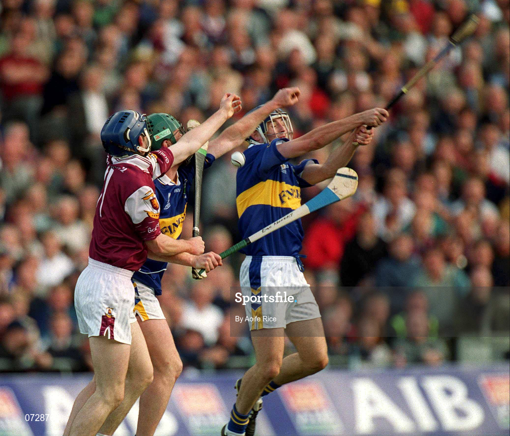 9 September 2001; David Kennedy, centre, and Paul Kelly of Tipperary in action against Mark Kerins of Galway during the Guinness All-Ireland Senior Hurling Championship Final match between Tipperary and Galway at Croke Park in Dublin. Photo by Aoife Rice/Sportsfile
