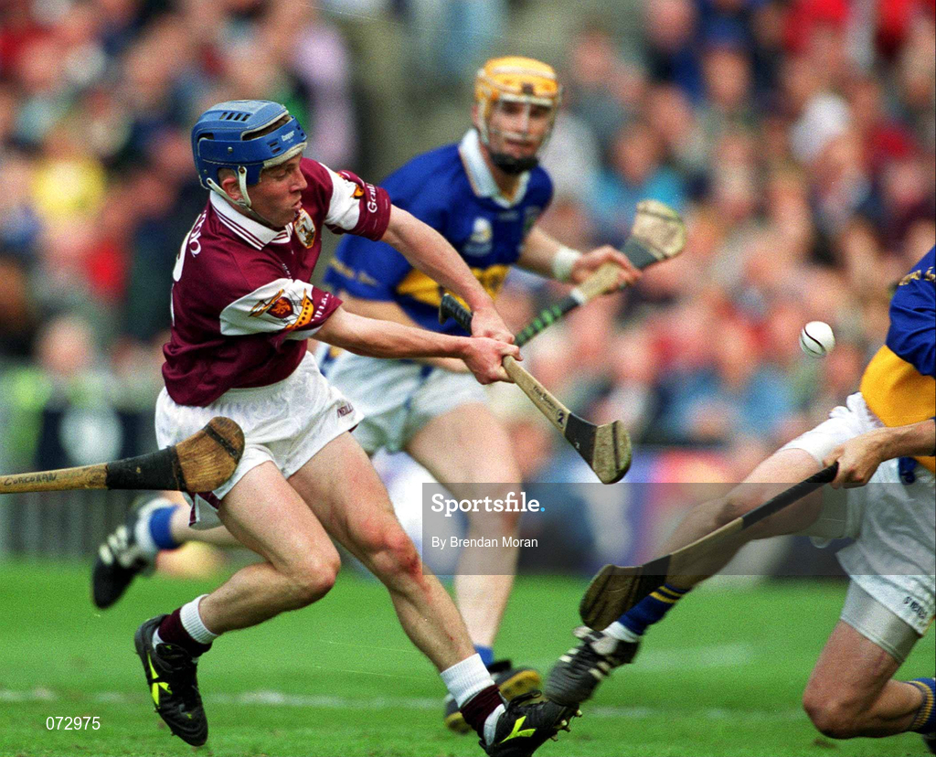 9 September 2001; Kevin Broderick of Galway shoots at goal during the Guinness All-Ireland Senior Hurling Championship Final match between Tipperary and Galway at Croke Park in Dublin. Photo by Brendan Moran/Sportsfile