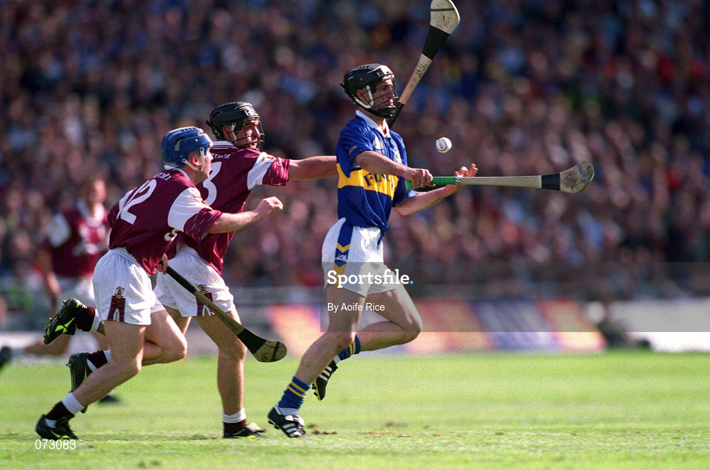 9 September 2001; Thomas Dunne of Tipperary in action against Kevin Broderick, left, and Alan Kerins of Galway during the Guinness All-Ireland Senior Hurling Championship Final match between Tipperary and Galway at Croke Park in Dublin. Photo by Aoife Rice/Sportsfile