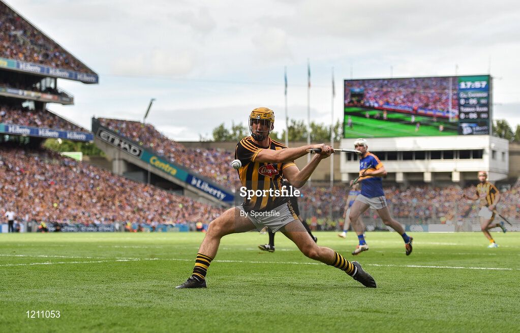 4 September 2016; Colin Fennelly of Kilkenny has a shot on goal during the GAA Hurling All-Ireland Senior Championship Final match between Kilkenny and Tipperary at Croke Park in Dublin. Photo by Sportsfile
