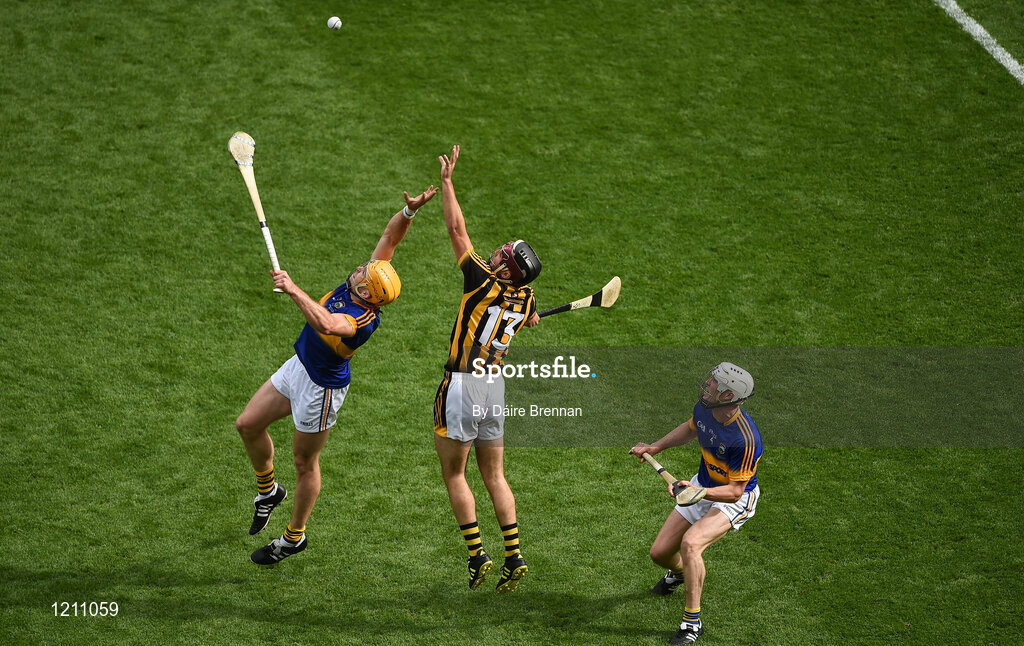 4 September 2016; Kevin Kelly of Kilkenny in action against Pádraic Maher, left, and Michael Cahill of Tipperary during the GAA Hurling All-Ireland Senior Championship Final match between Kilkenny and Tipperary at Croke Park in Dublin. Photo by Dáire Brennan/Sportsfile