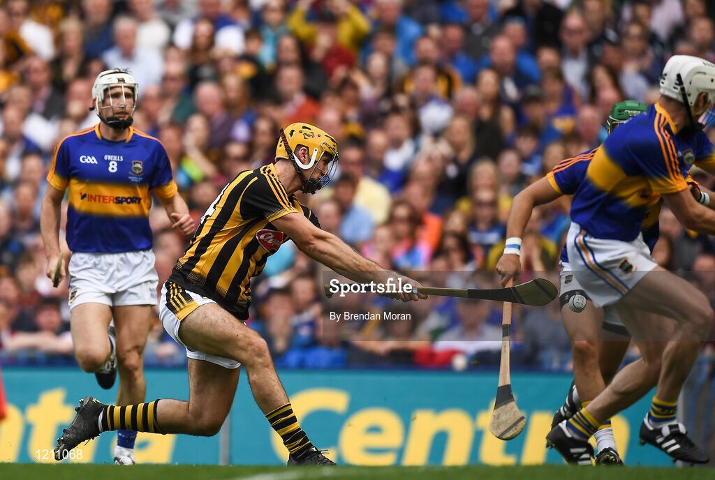 4 September 2016; Colin Fennelly of Kilkenny has a shot on goal during the GAA Hurling All-Ireland Senior Championship Final match between Kilkenny and Tipperary at Croke Park in Dublin. Photo by Brendan Moran/Sportsfile