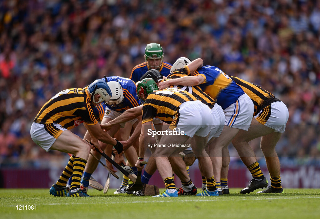 4 September 2016; Kilkenny and Tipperary players battle for possession during the GAA Hurling All-Ireland Senior Championship Final match between Kilkenny and Tipperary at Croke Park in Dublin. Photo by Piaras Ó Mídheach/Sportsfile
