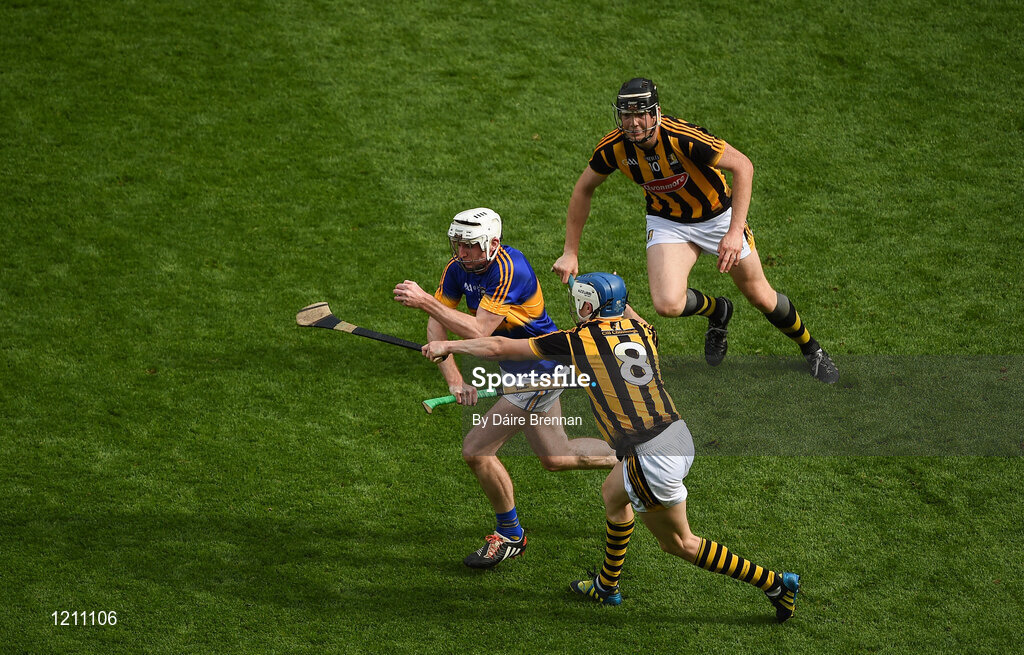 4 September 2016; Séamus Kennedy of Tipperary in action against TJ Reid, left, and Walter Walsh of Kilkenny during the GAA Hurling All-Ireland Senior Championship Final match between Kilkenny and Tipperary at Croke Park in Dublin. Photo by Daire Brennan/Sportsfile