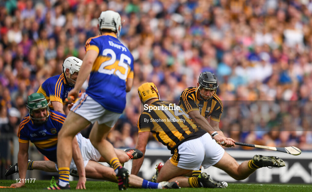 4 September 2016; Richie Hogan of Kilkenny shoots to score his side's second goal during the GAA Hurling All-Ireland Senior Championship Final match between Kilkenny and Tipperary at Croke Park in Dublin. Photo by Stephen McCarthy/Sportsfile
